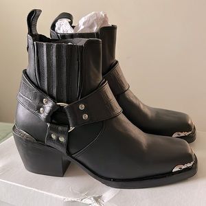 Wandering Coyote square toe boots